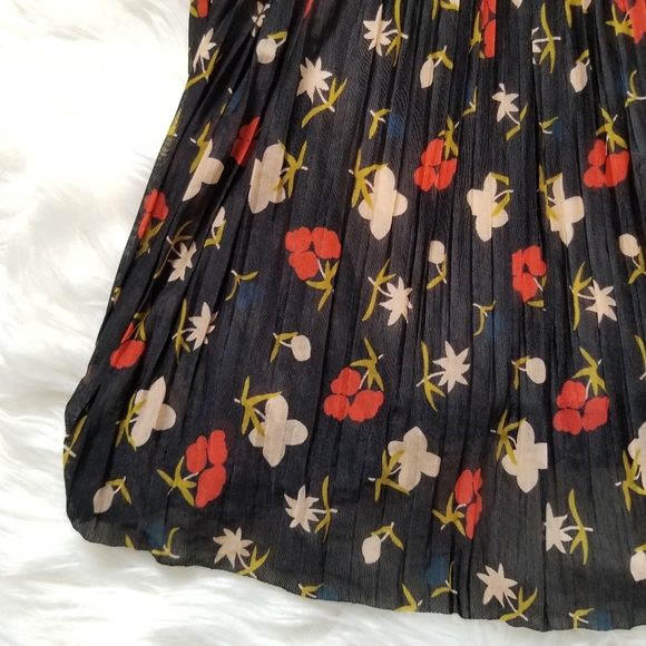 UO Cooperative Pleated Floral Swing Top Small - Picture 3 of 10
